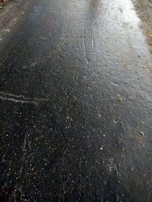 Утром в Ухте на тротуарах каток