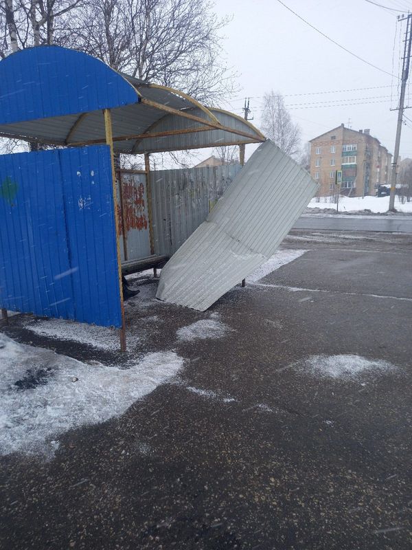 У автобусной остановки на Югэре крышу снесло