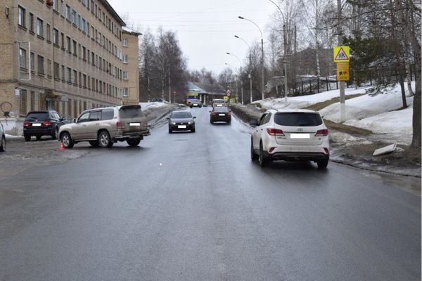 Водитель сбил пешехода на тротуаре