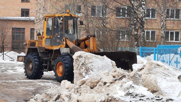 Весна пришла неожиданно: Как в Ухте идет уборка тротуаров и дорог