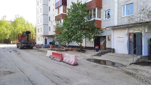 Малые архитектурные формы, обещанные в трех дворах - это урны, стоимостью практически в две тысячи рублей каждая