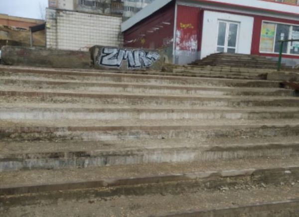 Лестница в Ухте развалились через год после капремонта. Во всем виноваты штыковые лопаты, считают в мэрии