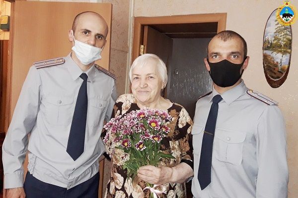 Сотрудники ИК-19 поздравили пенсионера УИС с 80-летним юбилеем