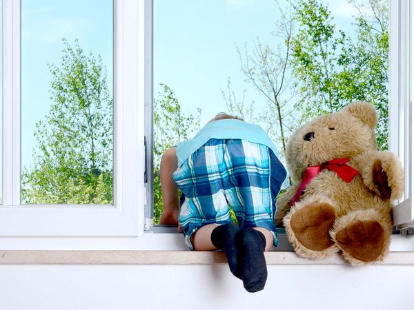 В Республике Коми за неделю зафиксированы еще два факта падений детей из окон жилых домов