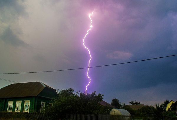 В Ухте из-за молнии загорелся дачный дом