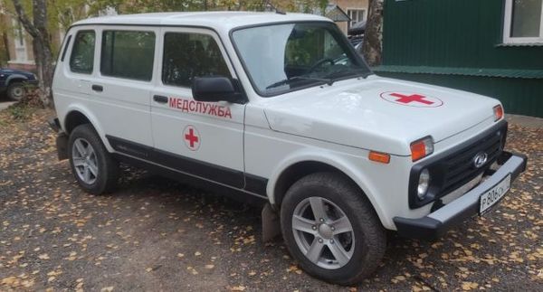 Ухтинская городская поликлиника получила новый легковой автомобиль с медицинским салоном