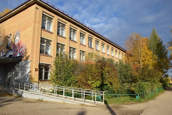 В школе поселка Шудаяг меняют  86 окон