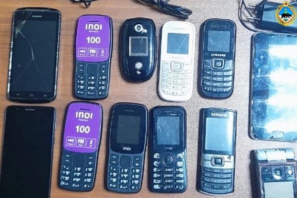 Возле ухтинской колонии задержали мужчину, который пытался перебросить через забор 12 сотовых телефонов, 6 зарядных устройств и 2 сим-карты