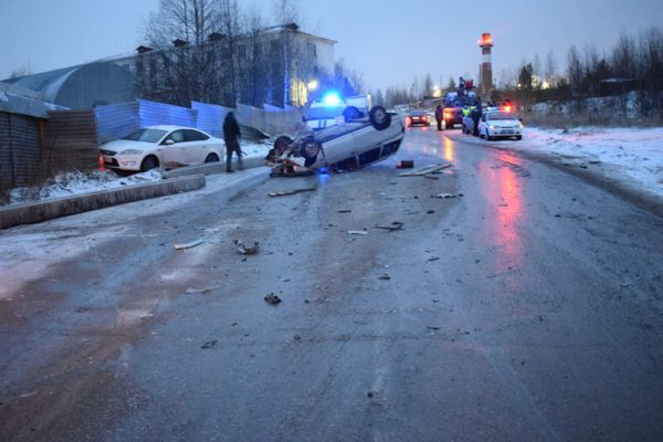 На дороге между Подгорным и Ветлосяном на легковушку упали бетонные блоки