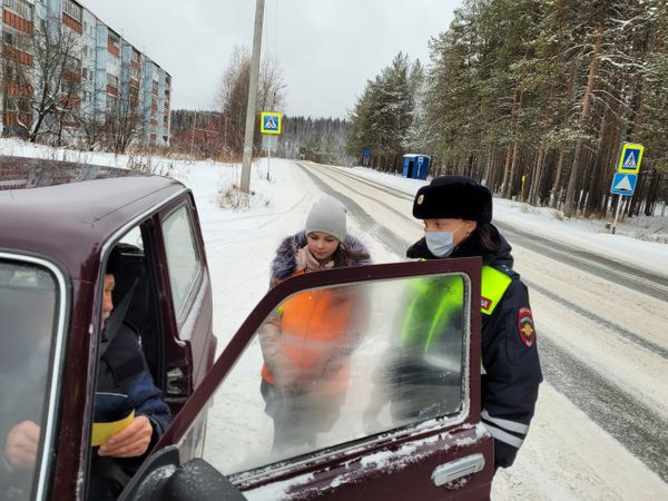 В Ухте автоинспекторы и дети призвали водителей садиться за руль только трезвыми