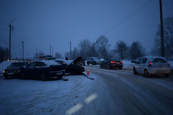 В Ухте столкнулись 4 автомобиля. Пострадал один человек