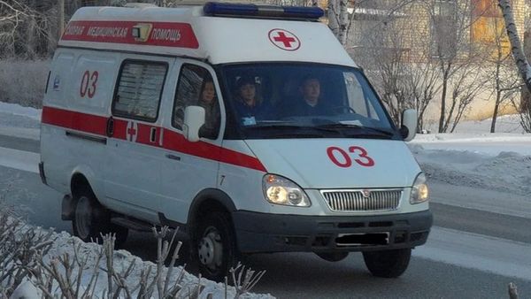 В Ухте спасателям пришлось помогать медикам спускать с 4 этажа "большегрузного" пациента