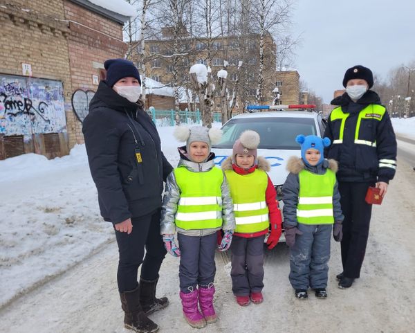 Ухтинские автоинспекторы и воспитанники детского сада провели акцию «Фликер для водителя»