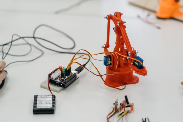 Девушка с роботом