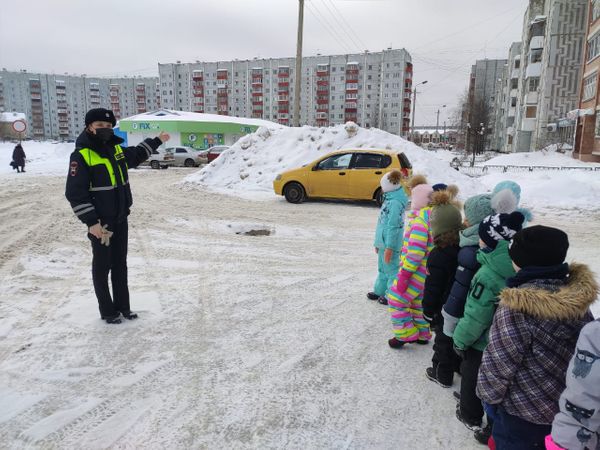 Автоинспекторы рассказали дошколятам о дорожных ловушках