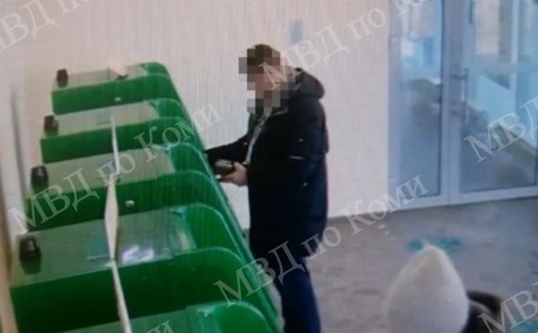 Ухтинец присвоил кошелек пенсионерки, который она забыла у банкомата