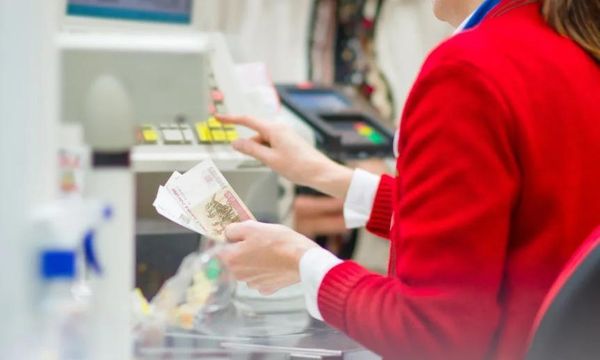Ритейлеры начали снижать цены на продукты и технику