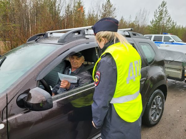Автоинспекторы напомнили водителям о необходимости соблюдения ПДД на трассе