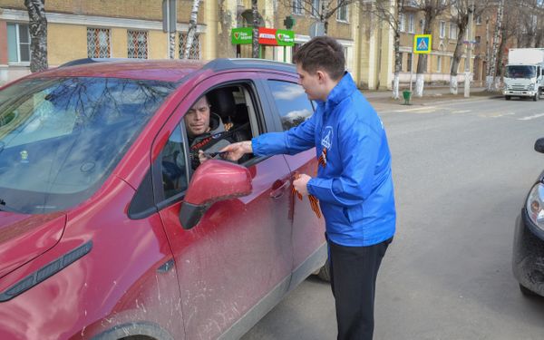 Автоинспекторы и "Волонтеры Победы" провели в Ухте акцию "Георгиевская ленточка"