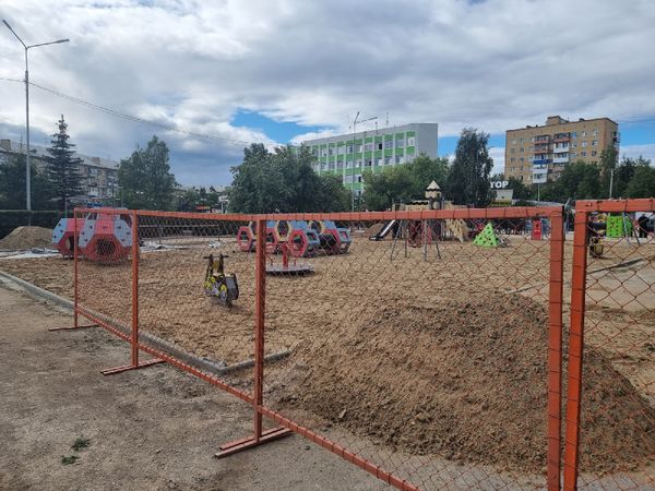 Не слишком быстро: На детской площадке возле "Сервиса" замечены следы рабочих