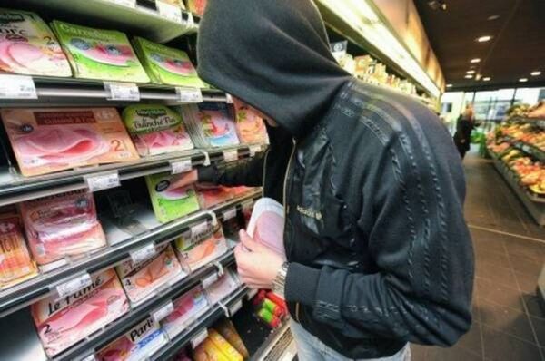 Два ухтинских подростка вымогали деньги у ребенка и заставляли воровать в магазинах