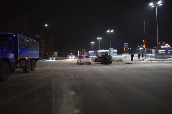 В Ухте на регулируемом перекрестке в аварии  пострадали 2 человека