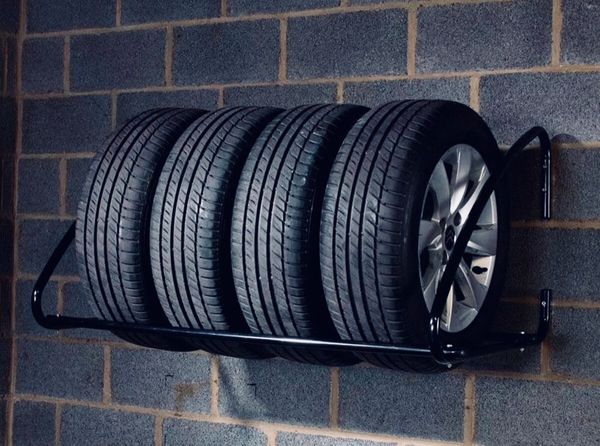 Она пустила его в гараж, а он украл колёса