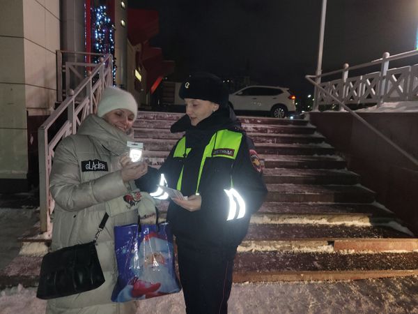 В Ухте сотрудники Госавтоинспекции раздавали пешеходам световозвращающие элементы и напоминали им ПДД