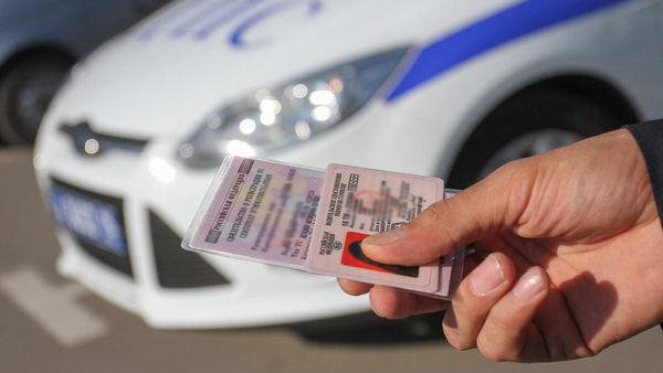 Ухтинские автоинспекторы остановили водителя с фальшивыми правами