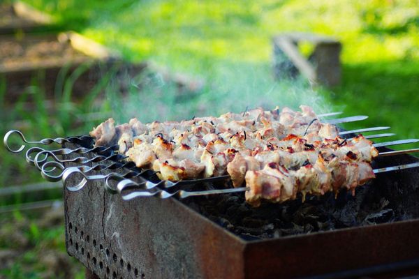 Ухтинец приехал на дачу жарить шашлыки и поджог соседей