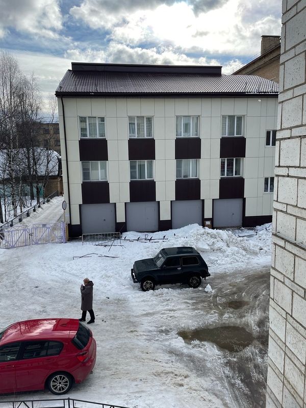 В Ухте с крыши ведомственного здания сошла лавина
