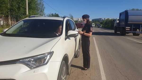 В Ухте автоинспекторы и народные дружинники напомнили о детских удерживающих устройствах и ремней безопасности