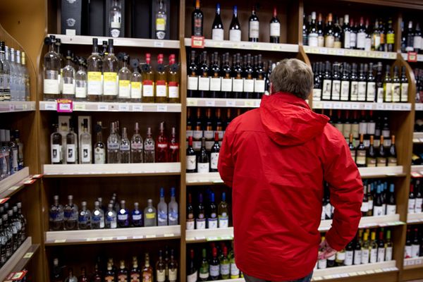 Пьяный ухтинец пытался украсть бутылку водки и получил 320 часов обязательных работ