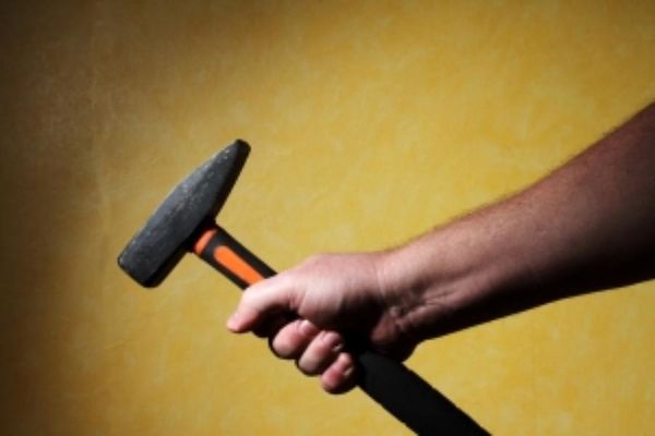 В Сосногорске участковый задержал мужчину, который молотком ударил свою  возлюбленную