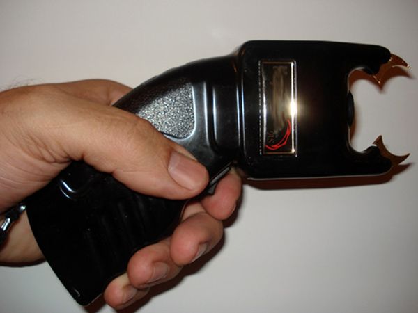 Жительница Сосногорска пришла в магазин с  электрошокером и ушла с бутылочкой водки