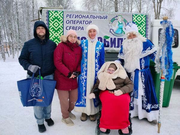 Дед Мороз и Снегурочка проехали по Яреге и в Шудаягу в экомобиле
